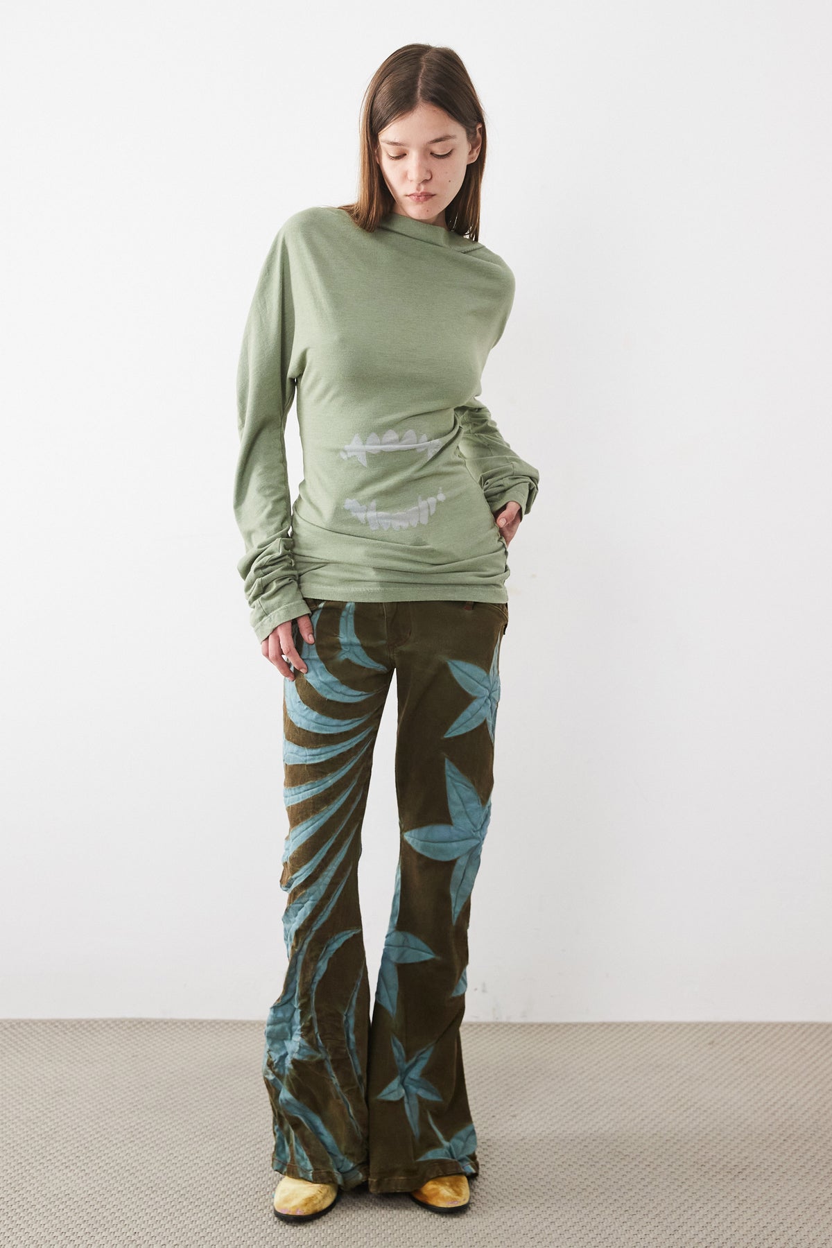 TRIBAL FLOWER FLARED JEANS