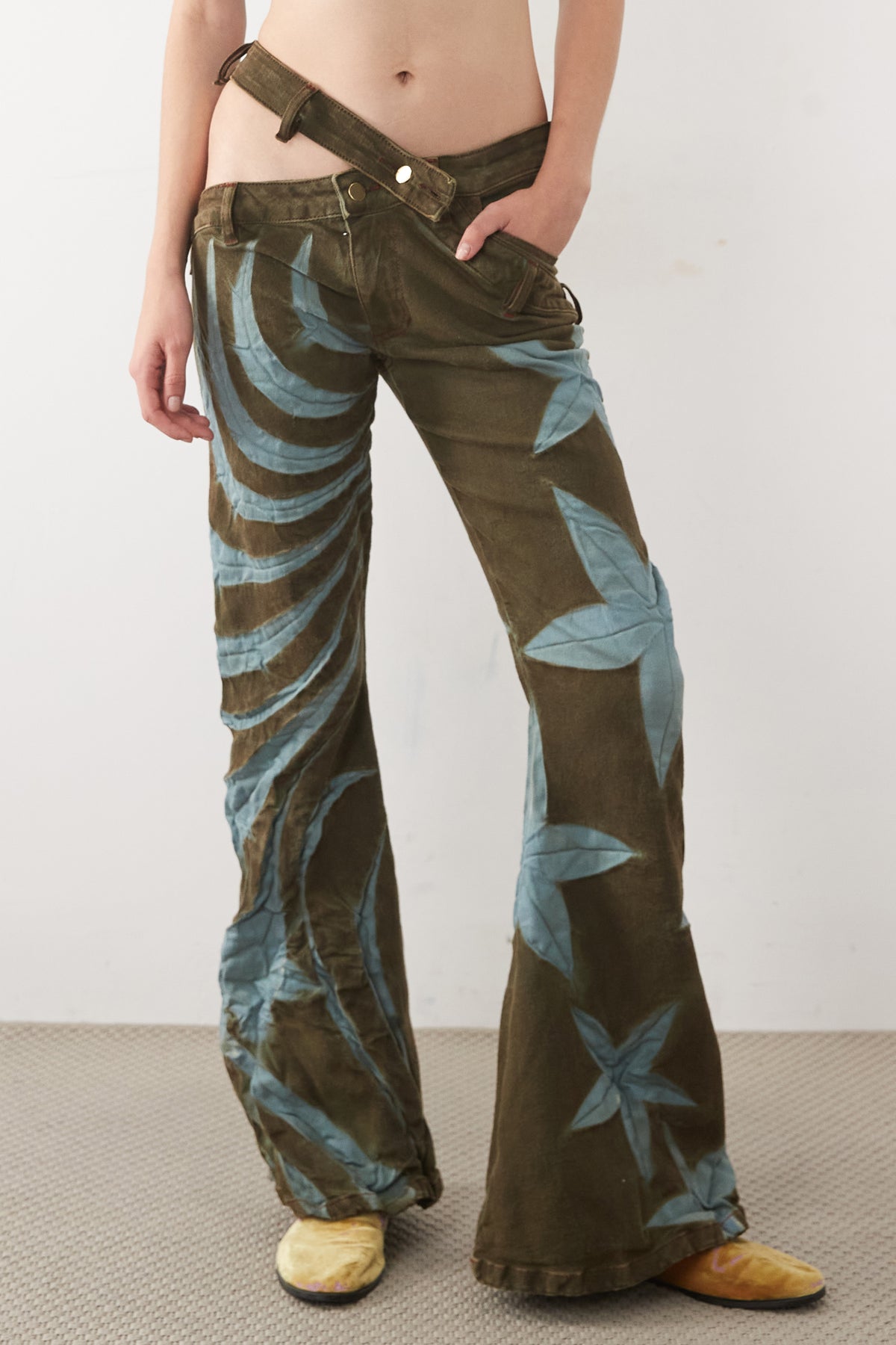 TRIBAL FLOWER FLARED JEANS