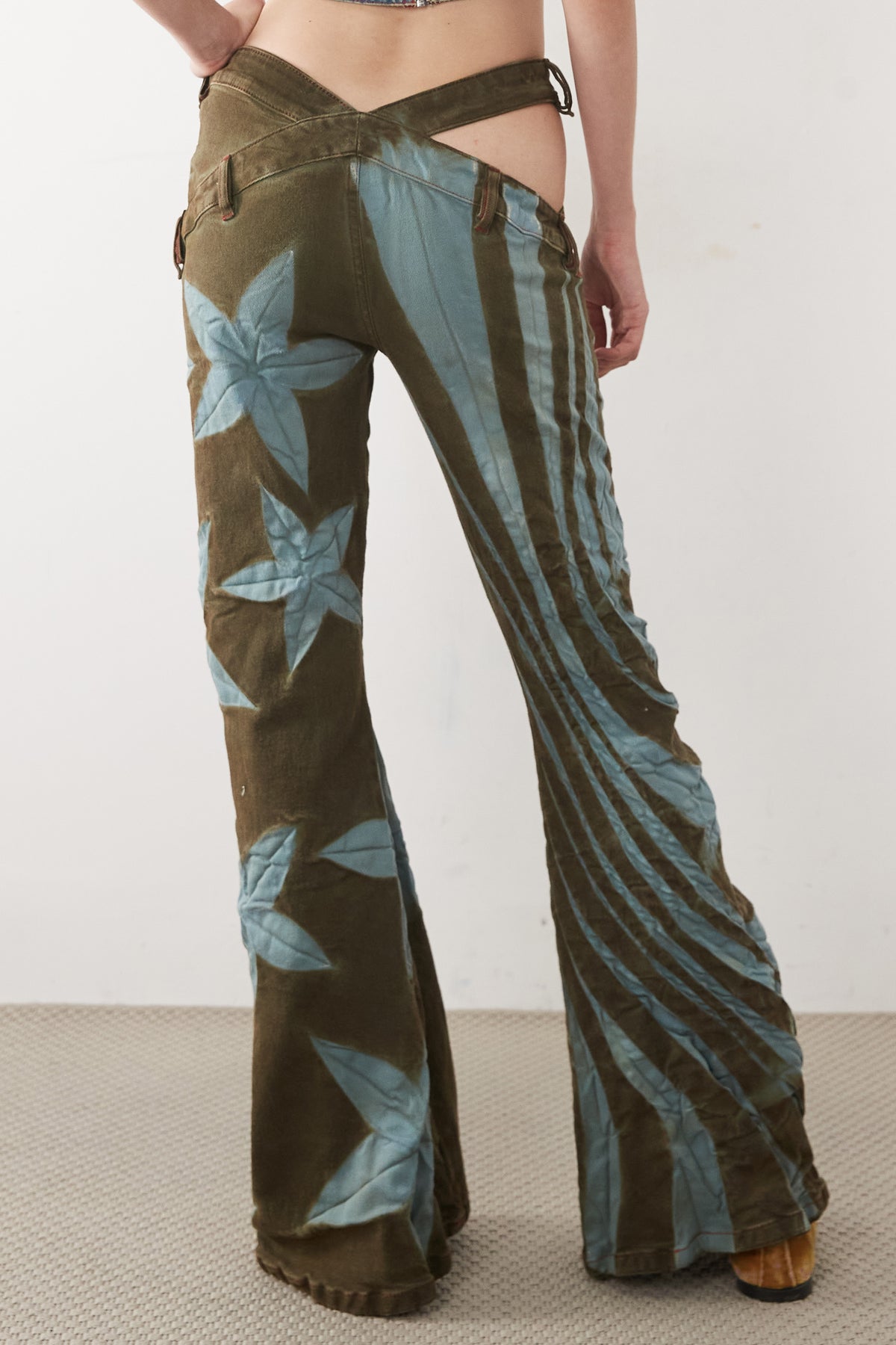 TRIBAL FLOWER FLARED JEANS