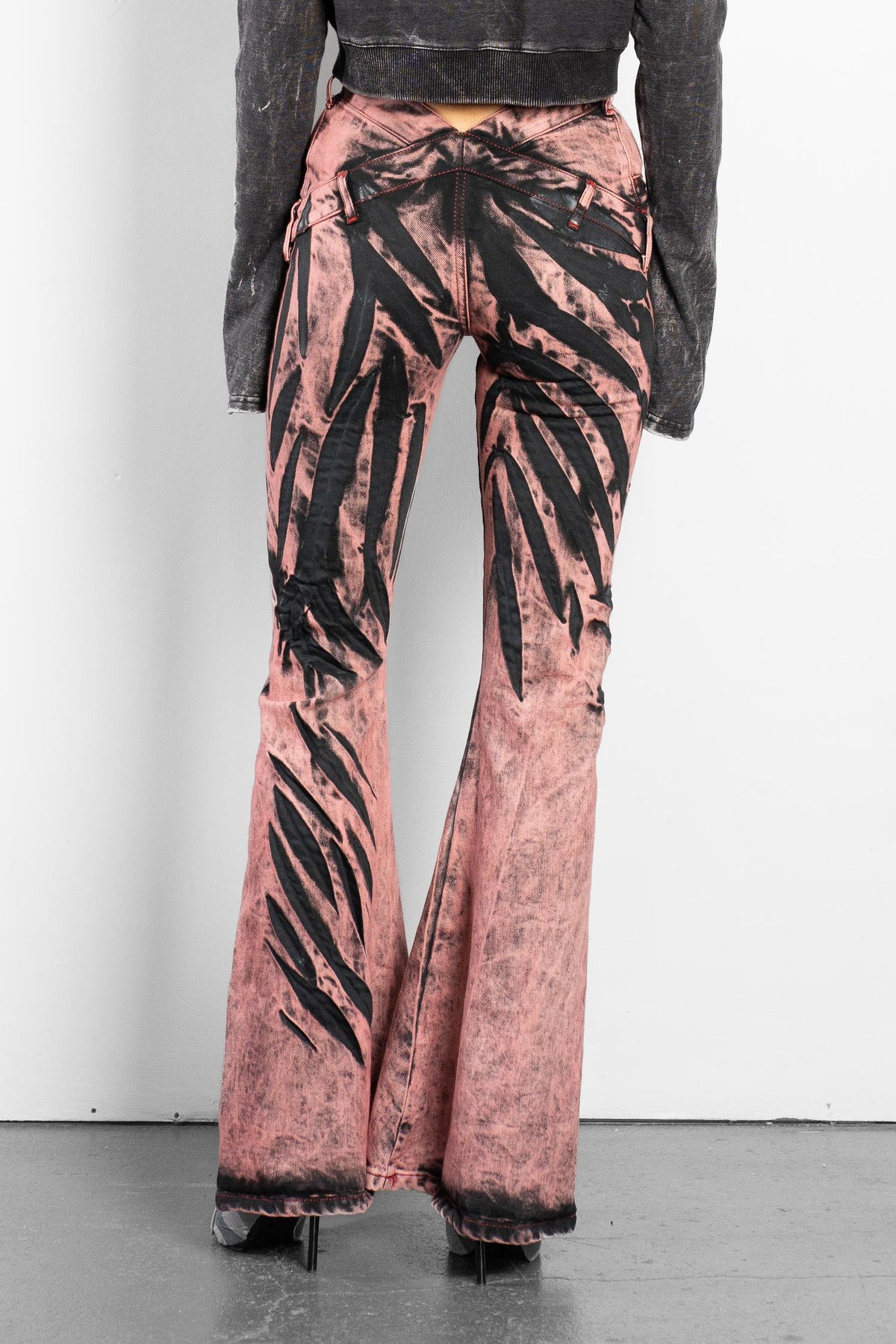 V-SHAPE FLARE JEANS